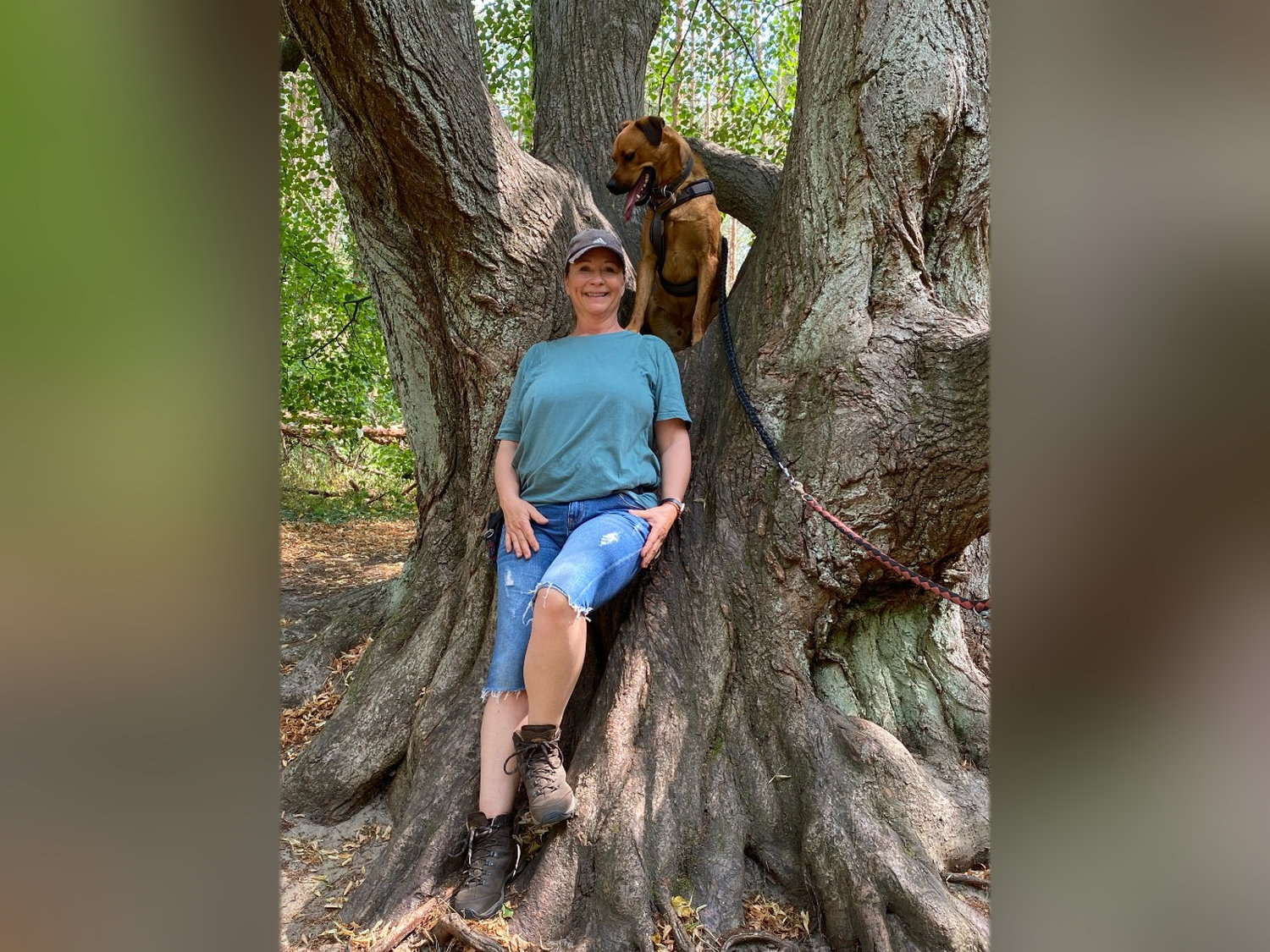 Sabine Wolf mit Hund am Baum